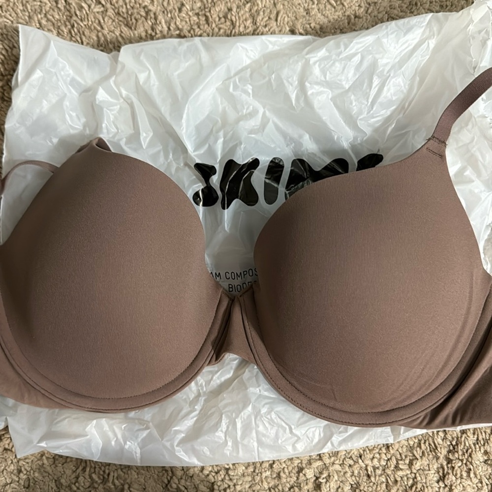 Skims fits everybody tshirt bra NWT 32DD